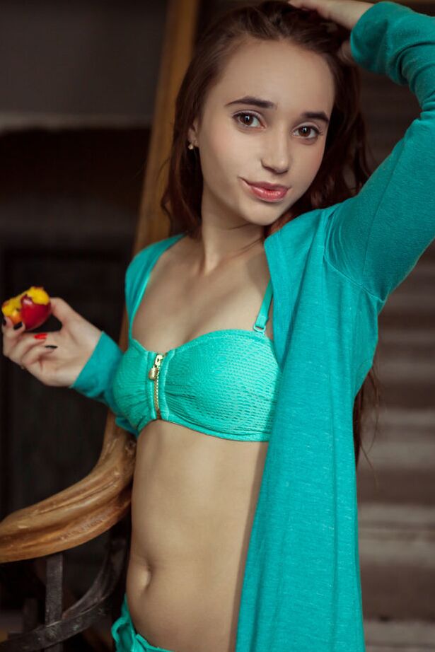18P O belo adolescente Messias remove sua roupa coordenada para ficar totalmente nu
