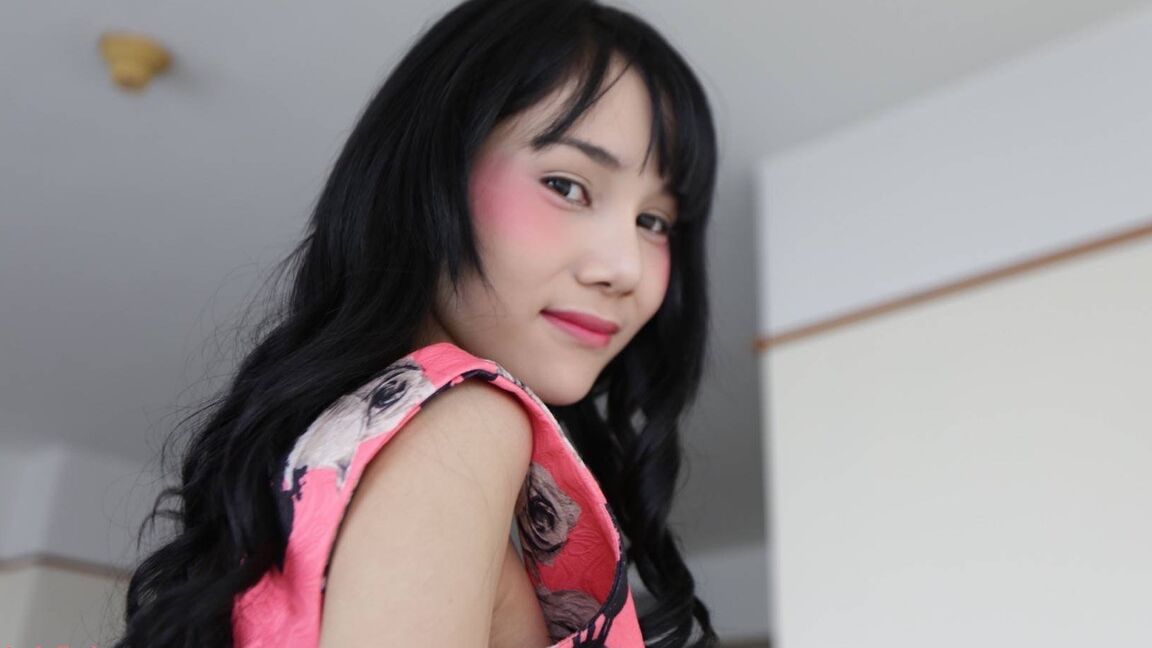 12P Transexual tailandesa de 19 años recibe un facial de una polla de turista