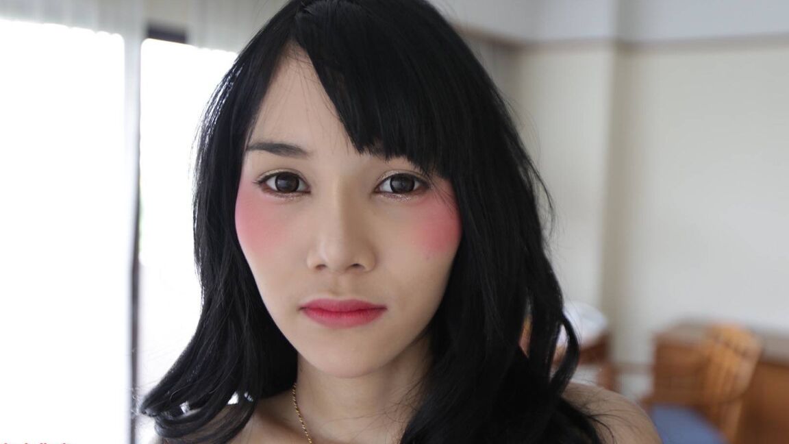 12P Transexual tailandesa de 19 años recibe un facial de una polla de turista
