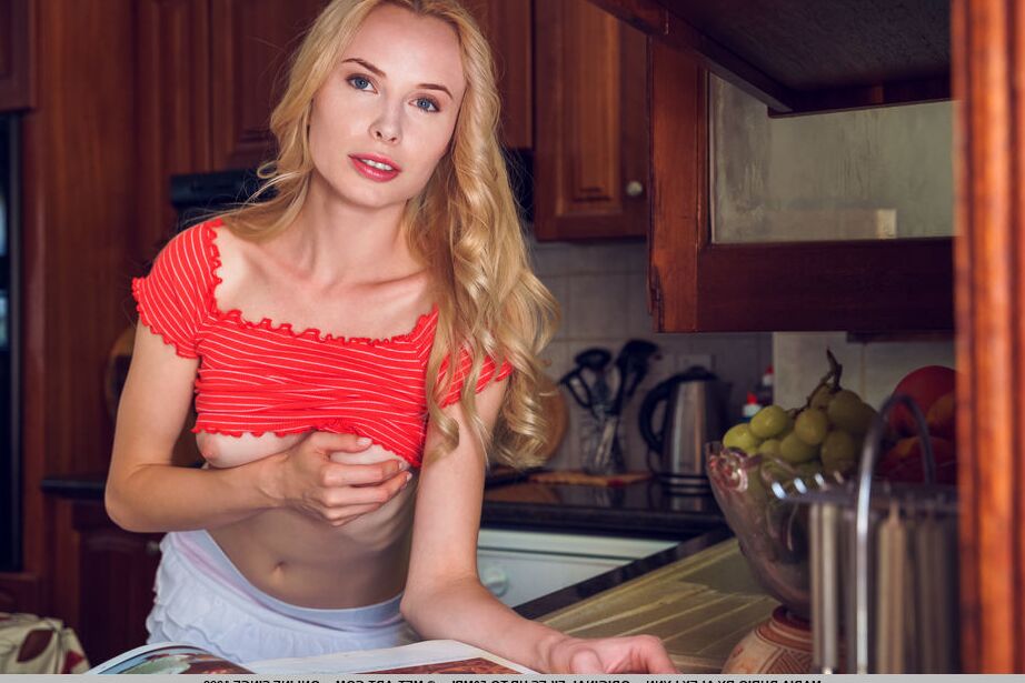 17P La joven rubia María Rubio se desnuda completamente en la encimera de la cocina