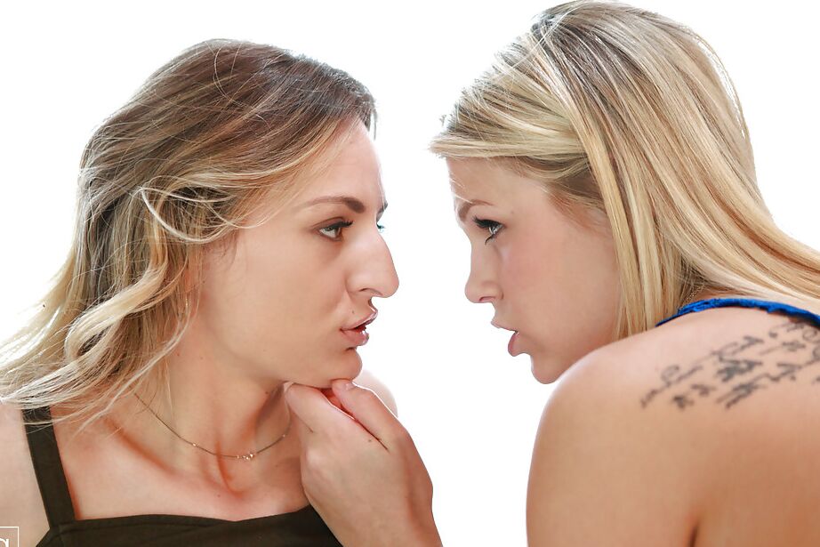 16P Lindas lésbicas Natasha Starr e Scarlett Red se beijando com a língua