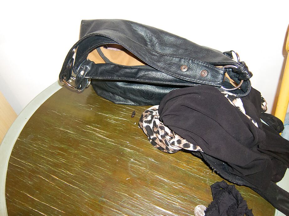 16P Hung Asian Transe Moo lässt sich einen großen Cumshot auf den rasierten Transenschwanz blasen