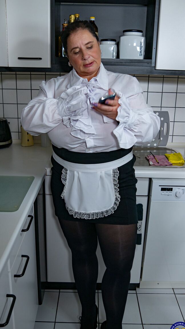 16P BBW madura libera seus peitos enormes antes de brincar com sua buceta na cozinha