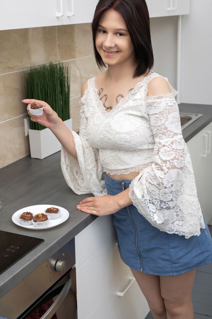 16P La chica solitaria Anais abre su coño rosado de par en par sobre la mesa de la cocina