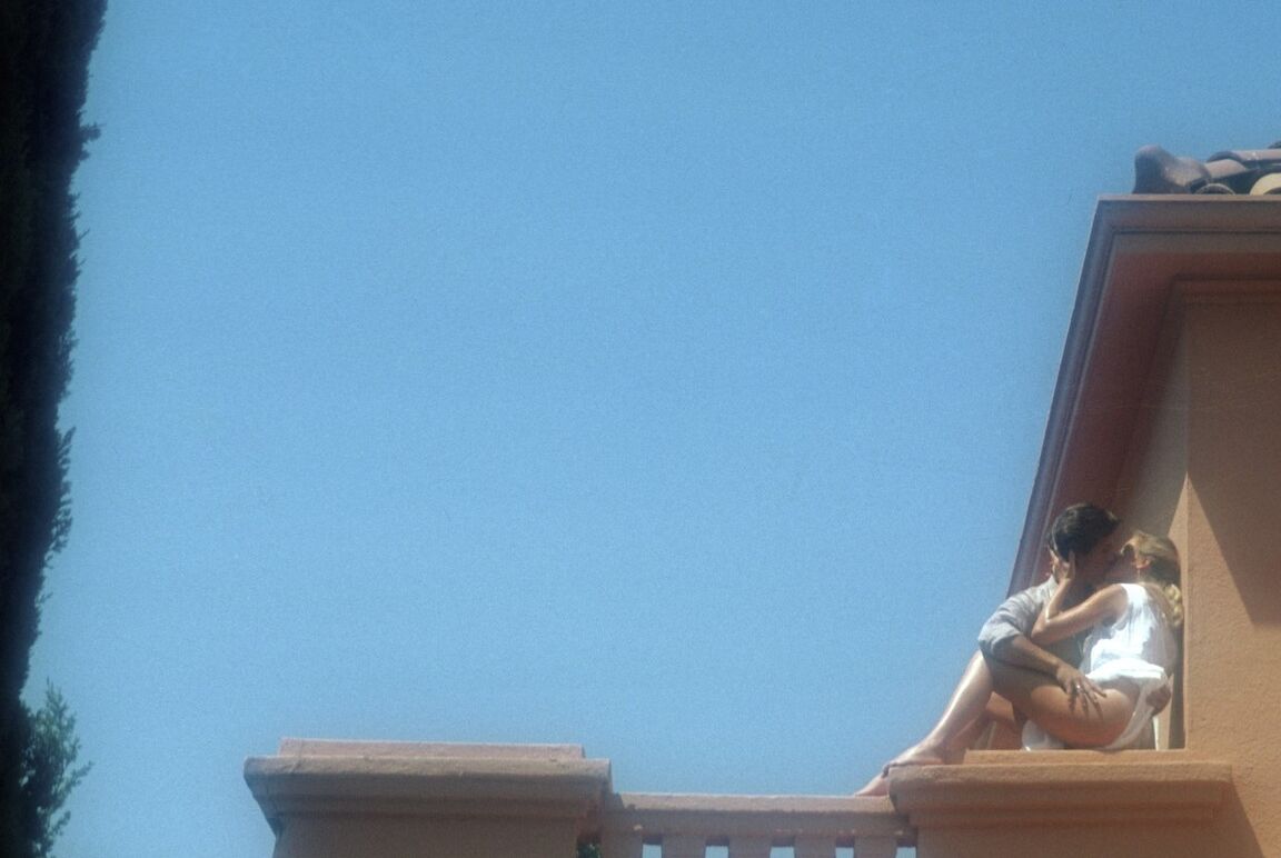 16P MILF rubia bronceada con coño peludo da placer a la polla de su hombre al aire libre