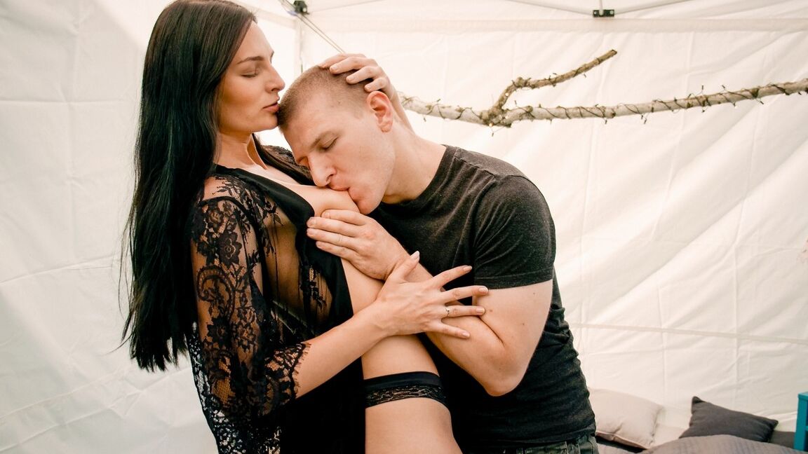 Die 15P-Brünette Leanne Lace lutscht ihrem Freund nach dem Fick einen
