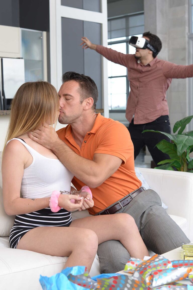 21P セクシーな十代のアレックス・ブレイクが寝取られ彼氏が VR を試している間に別の男をねじ込む