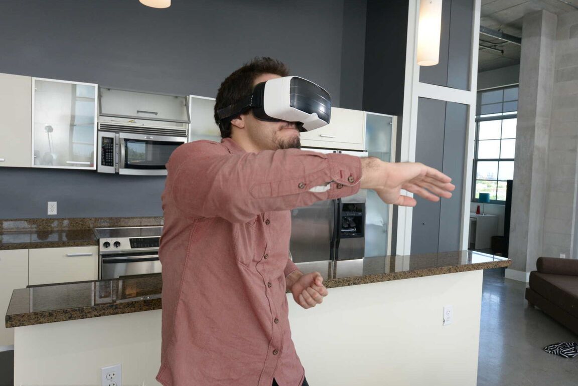 21P セクシーな十代のアレックス・ブレイクが寝取られ彼氏が VR を試している間に別の男をねじ込む
