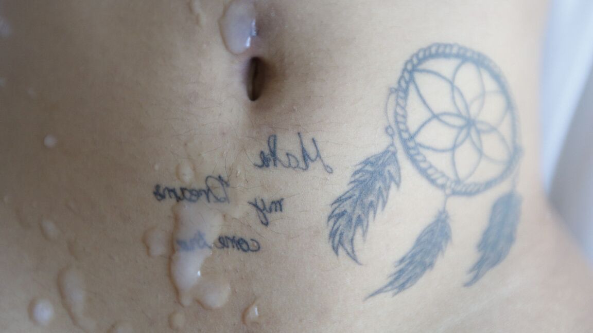 12P jovem de 20 anos com tatuagens chupa pau de turista branco
