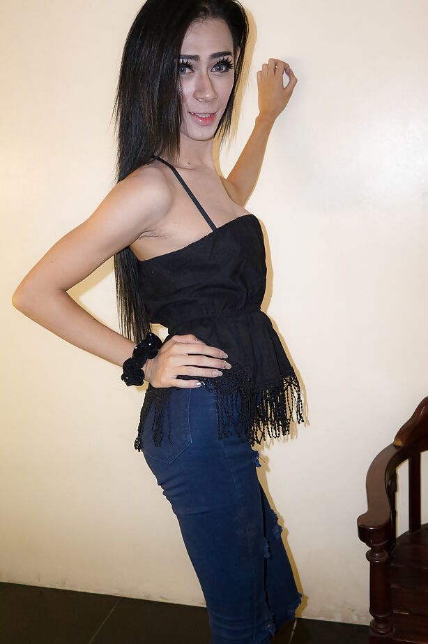 16P Linda travesti asiática Ally consegue foder a bunda sem sela completa com ceampie