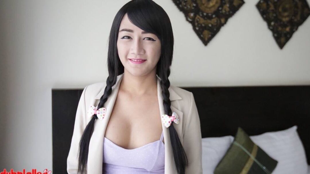 12P Ladyboy muito asiático com pênis ereto fodido na bunda