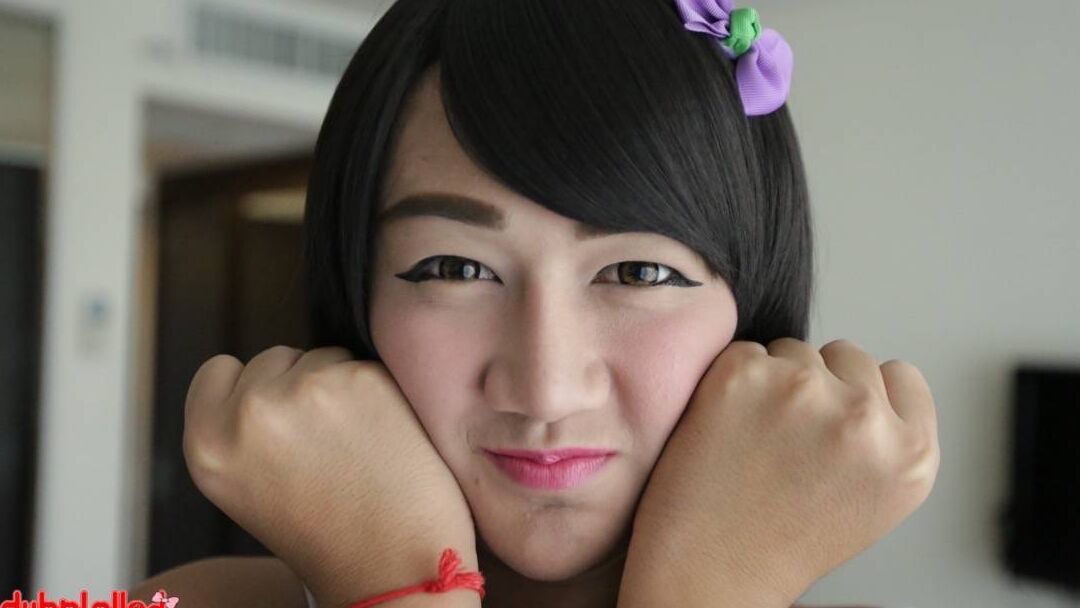 12P Ladyboy muito asiático com pênis ereto fodido na bunda