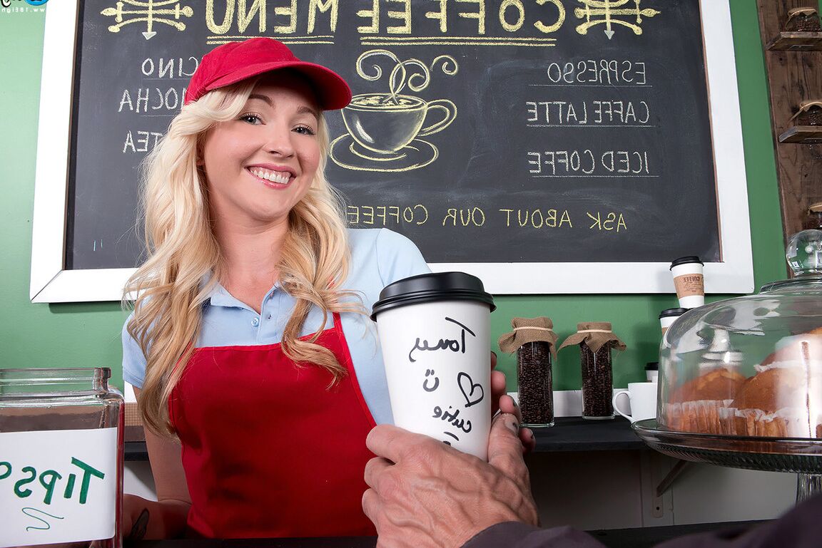 16P A funcionária da cafeteria Ashley Stone deixa cair a calcinha para seu cliente favorito