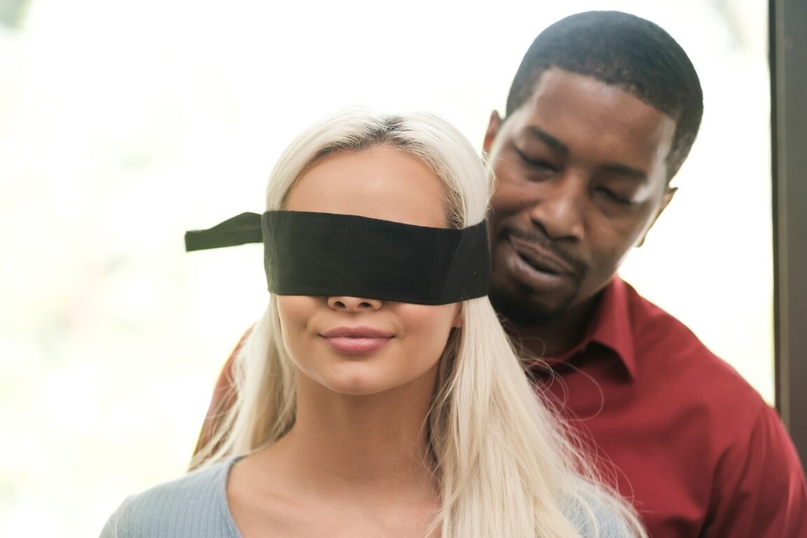 Das 15P heiße Mädchen Elsa Jean wird vor ihrem interrassischen Fick von der Augenbinde befreit