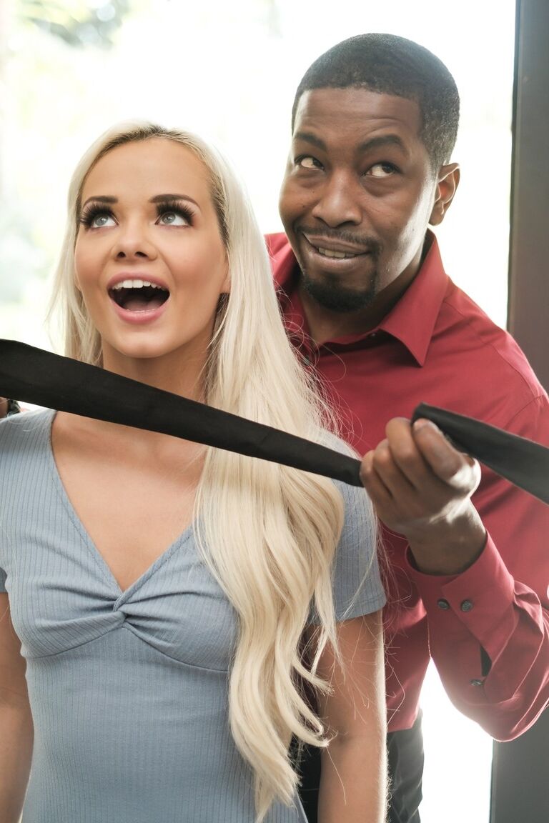 Das 15P heiße Mädchen Elsa Jean wird vor ihrem interrassischen Fick von der Augenbinde befreit