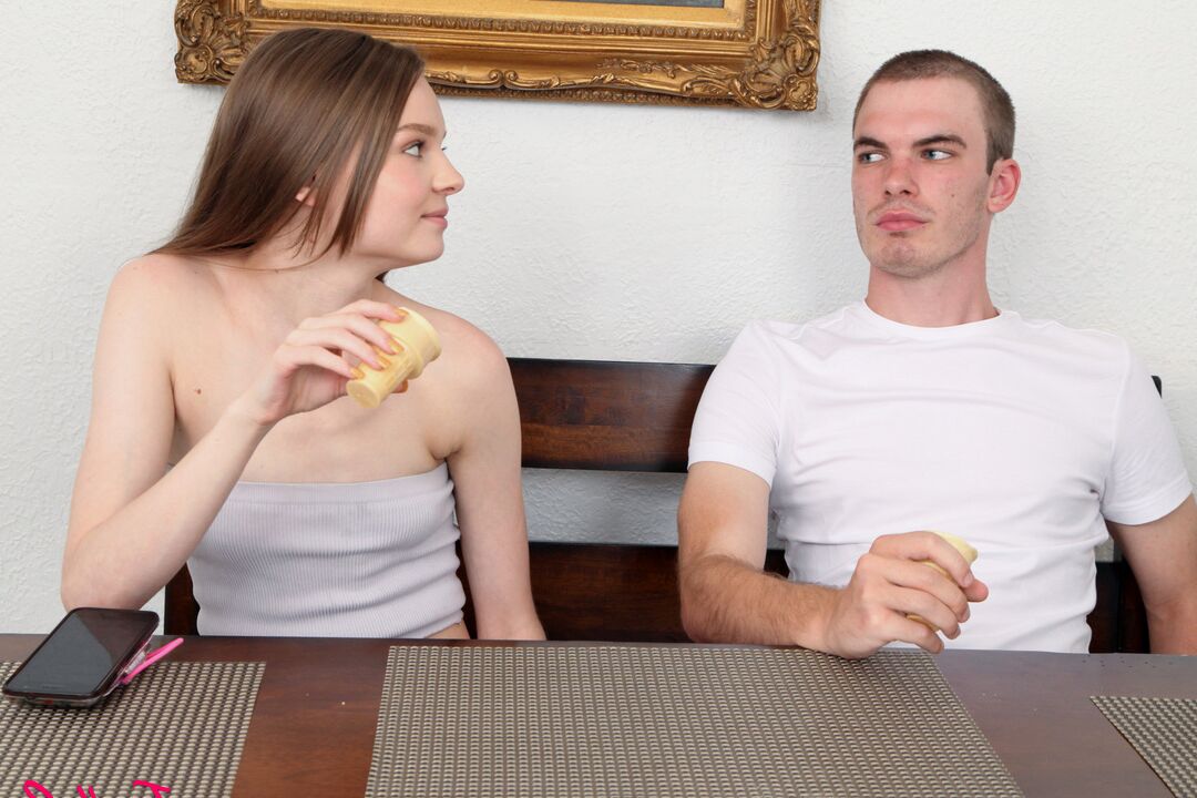 16P Des couples plus âgés et plus jeunes échangent leurs partenaires sexuels lors d'un quatuor interdit