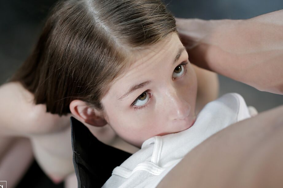 16P Lara, petite amie maigre, se fait lécher la chatte d'adolescente avant le sexe
