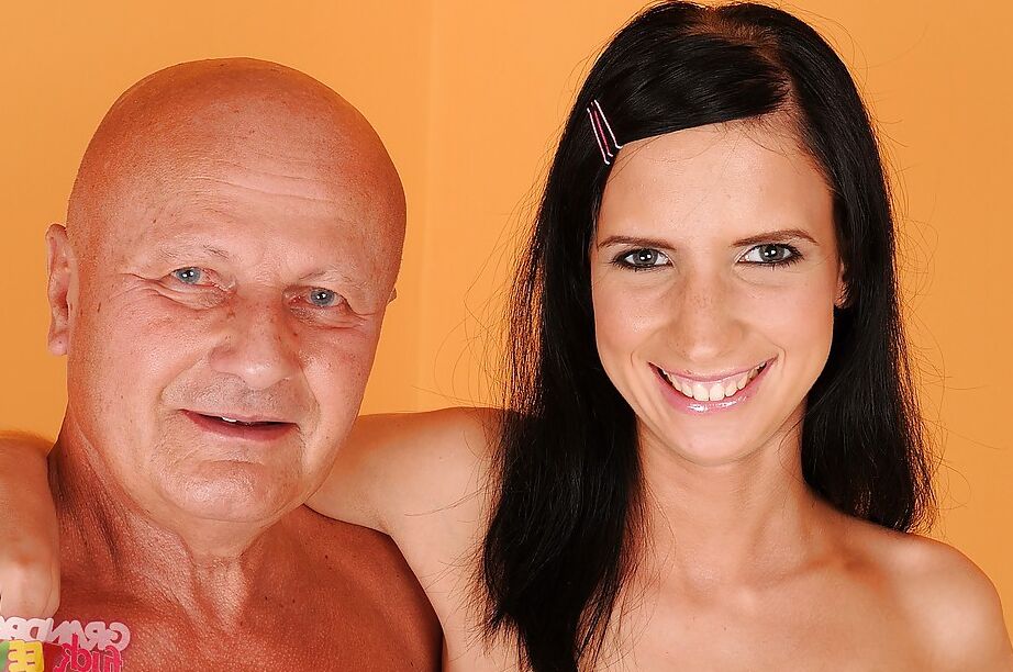 16P Gata adolescente magra com peitos pequenos consegue sua buceta raspada pregada hardcore