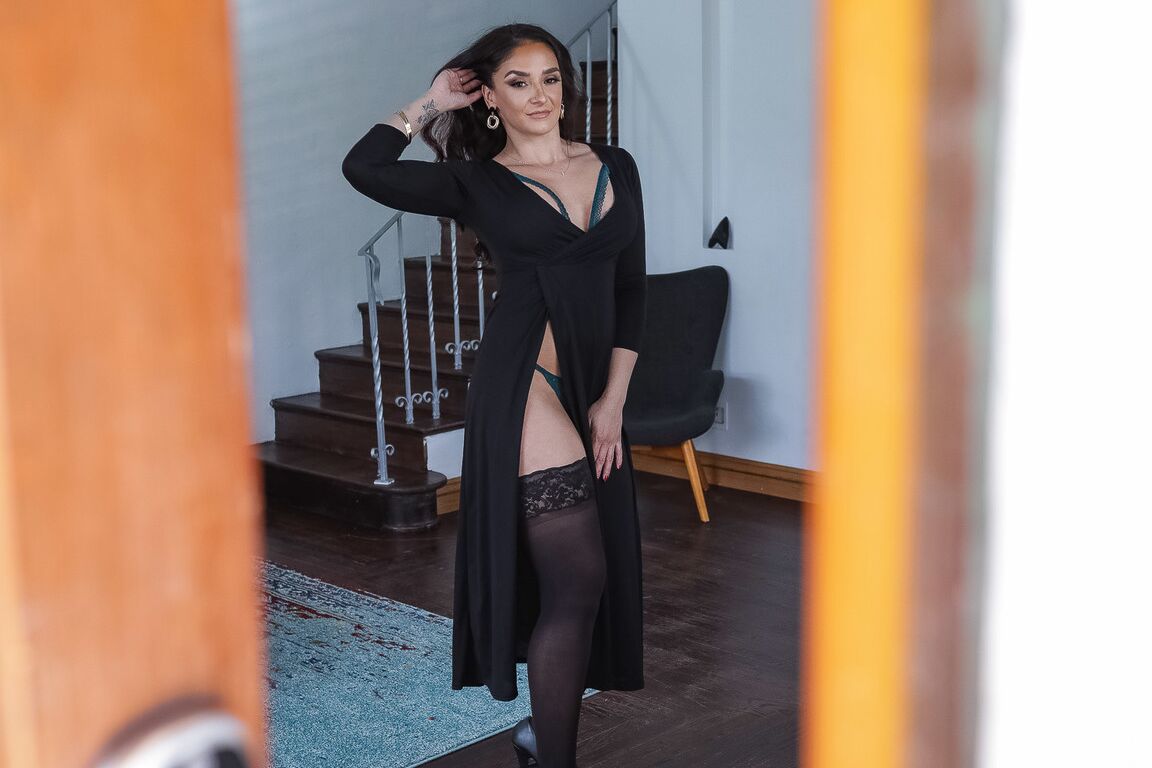 21P La MILF puertorriqueña Sheena Ryder apretada sus nalgas durante el sexo a lo perrito