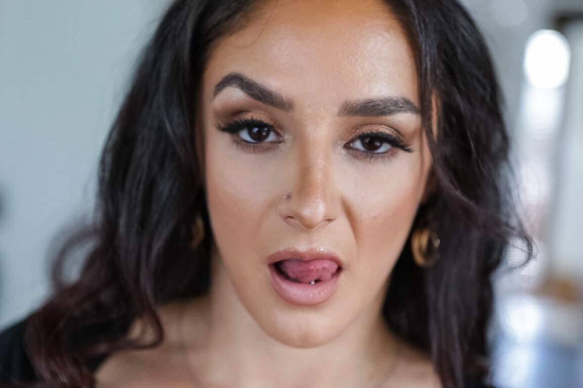 21P La MILF puertorriqueña Sheena Ryder apretada sus nalgas durante el sexo a lo perrito