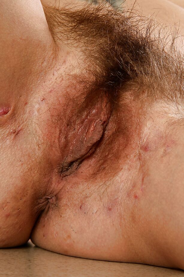 16P Mulher madura Sofia Rodas mostra seus seios naturais flácidos e corte peludo