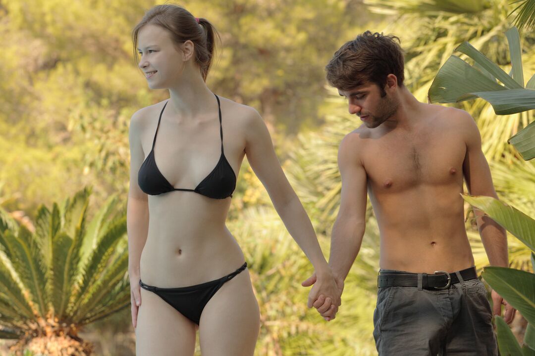 16P Petite amie sexy en bikini Béatrice baise son petit ami