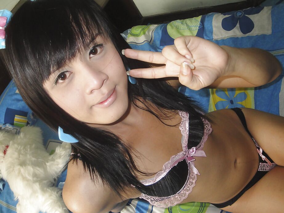 16P Transexual tailandesa adolescente de tetas pequeñas Por posando en lencería y jugando con juguetes