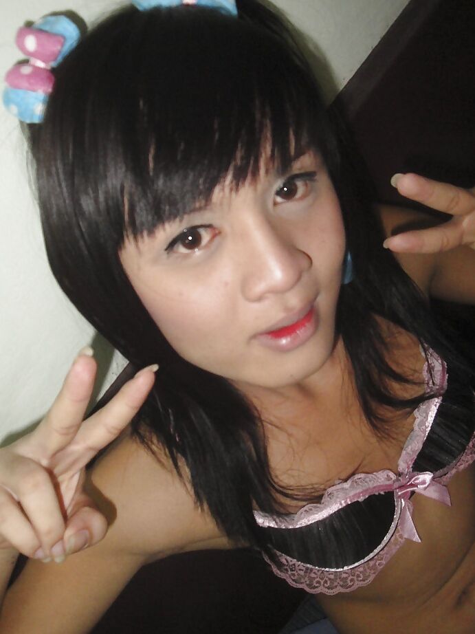 16P Transexual tailandesa adolescente de tetas pequeñas Por posando en lencería y jugando con juguetes