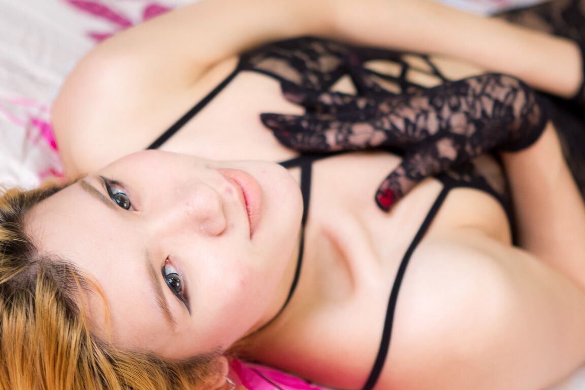 20P Ladyboy rubia Lisha se mete un consolador de cristal en el culo