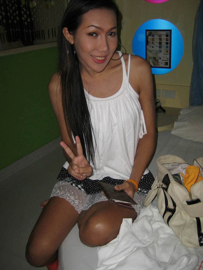 17P Um bando de lindas ladyboys amadoras peitudas capturadas em fotos espontâneas
