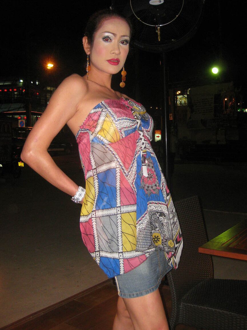 17P Um bando de lindas ladyboys amadoras peitudas capturadas em fotos espontâneas