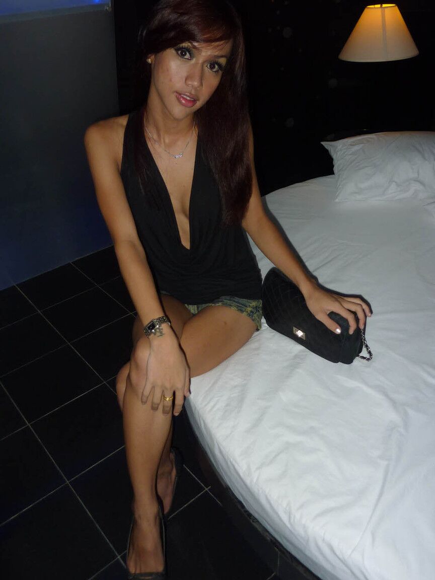 17P Um bando de lindas ladyboys amadoras peitudas capturadas em fotos espontâneas