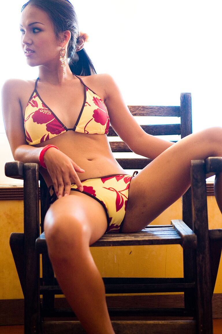17P Hermosa transexual delgada en bikini muestra su sexy culo y su pequeña polla peluda