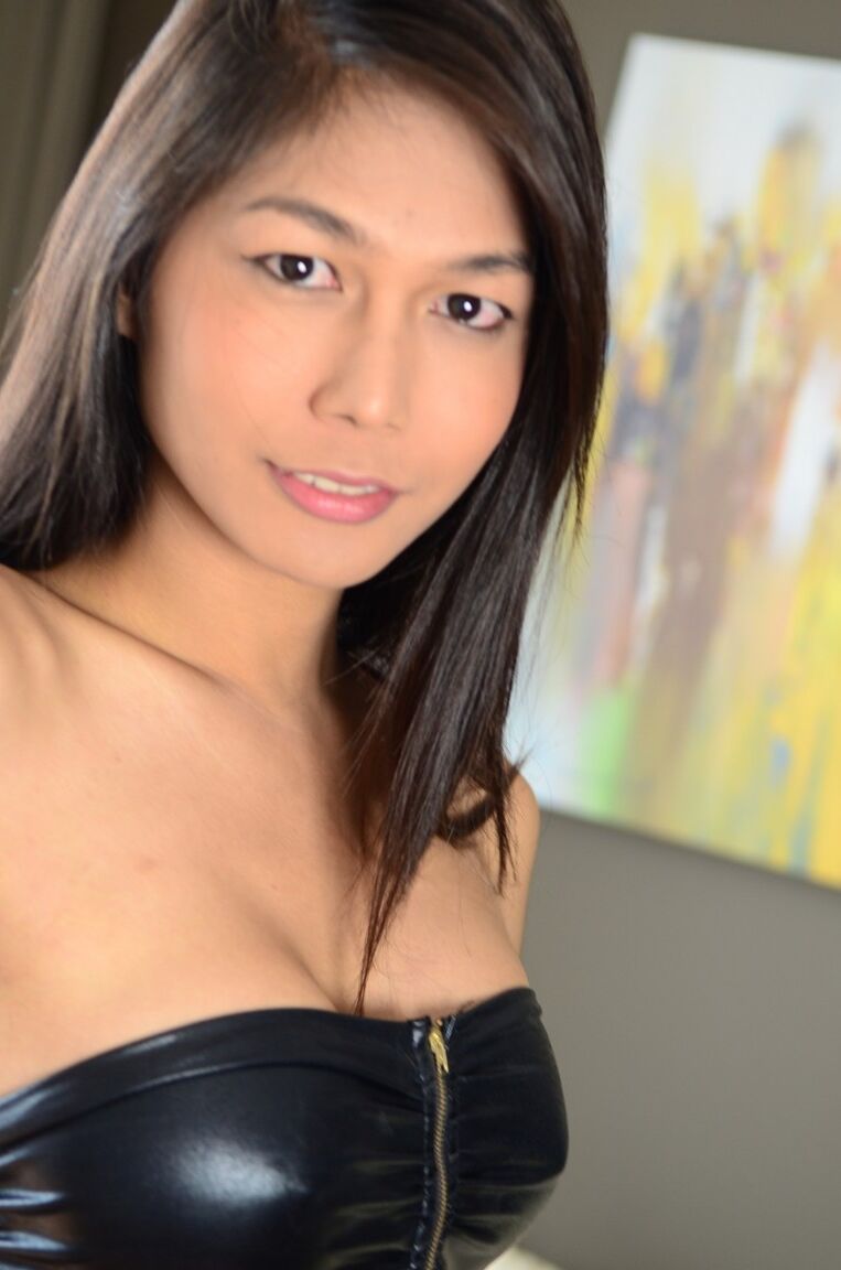 17P La magnifique ladyboy Isabella G se débarrasse de sa robe moulante et montre ses atouts