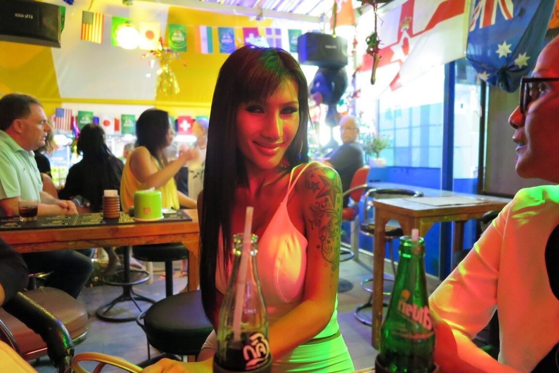 17P Ladyboys tailandesas pasean por la ciudad haciéndose pasar por mujeres naturales