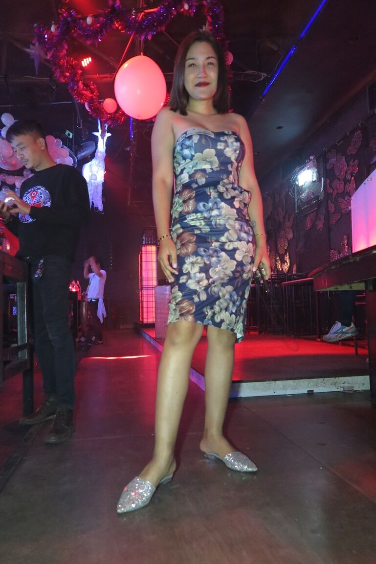17P Ladyboys tailandesas pasean por la ciudad haciéndose pasar por mujeres naturales