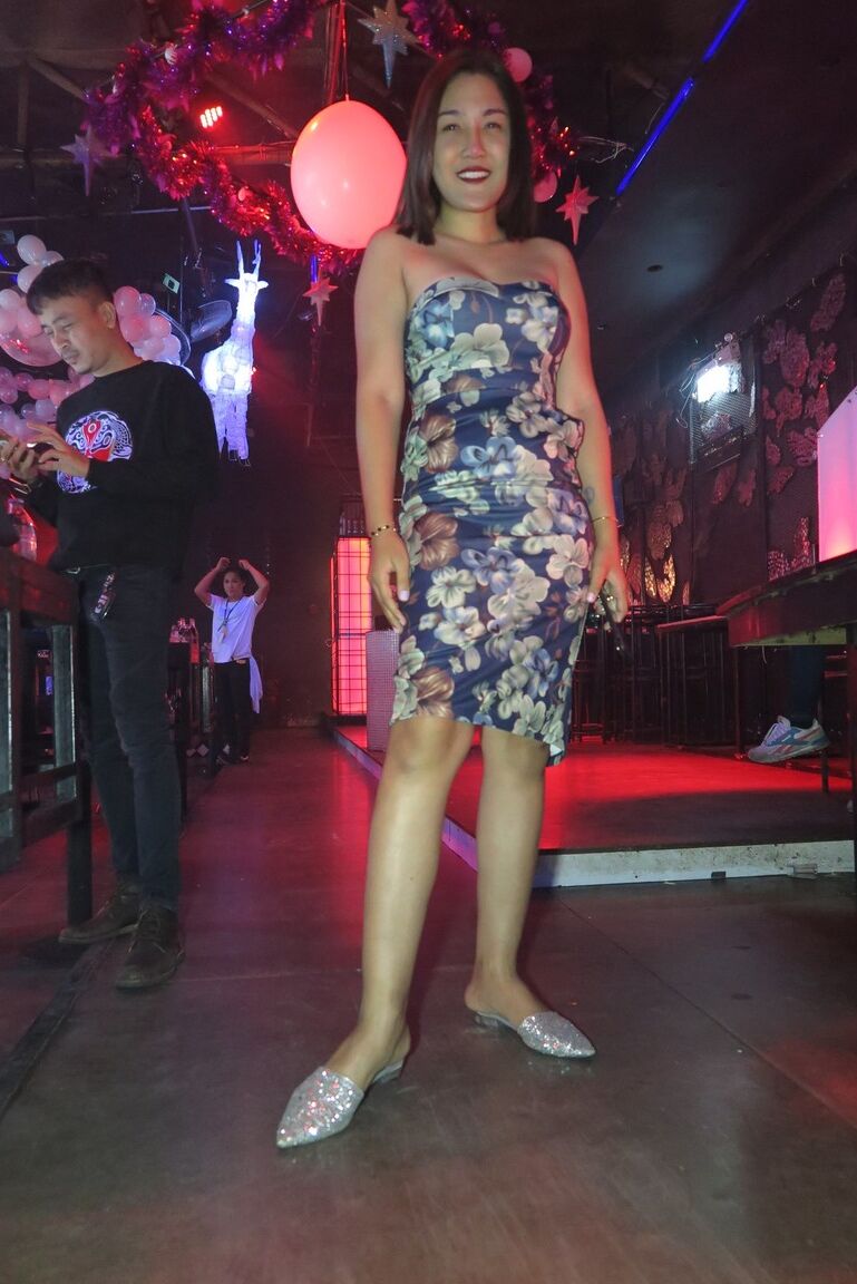17P Ladyboys tailandesas pasean por la ciudad haciéndose pasar por mujeres naturales