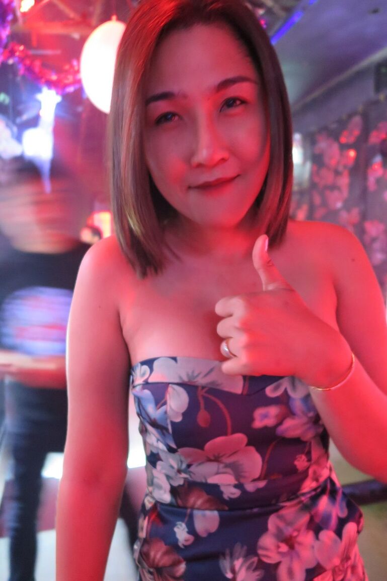 17P Ladyboys tailandesas pasean por la ciudad haciéndose pasar por mujeres naturales