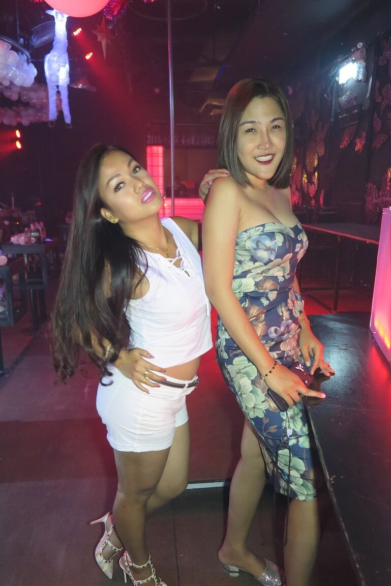 17P Ladyboys tailandesas pasean por la ciudad haciéndose pasar por mujeres naturales