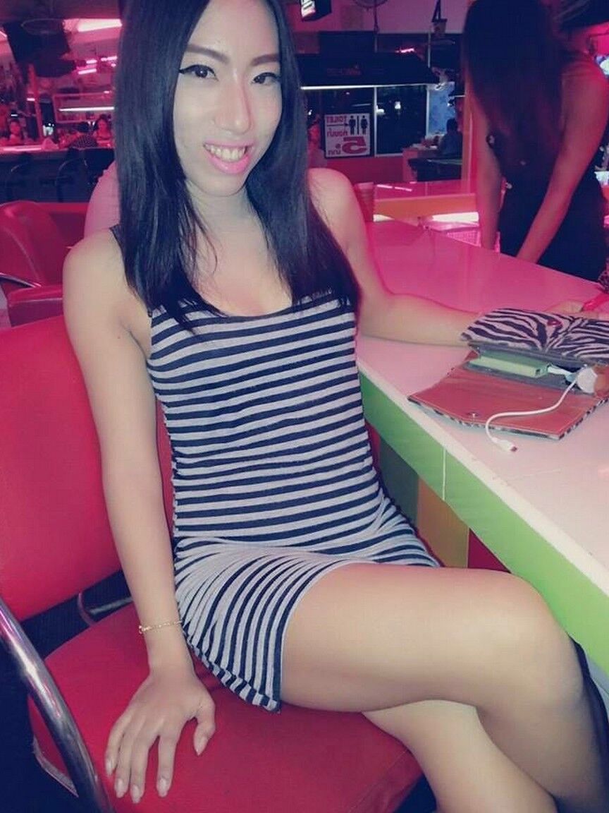 17P Ladyboys tailandesas pasean por la ciudad haciéndose pasar por mujeres naturales