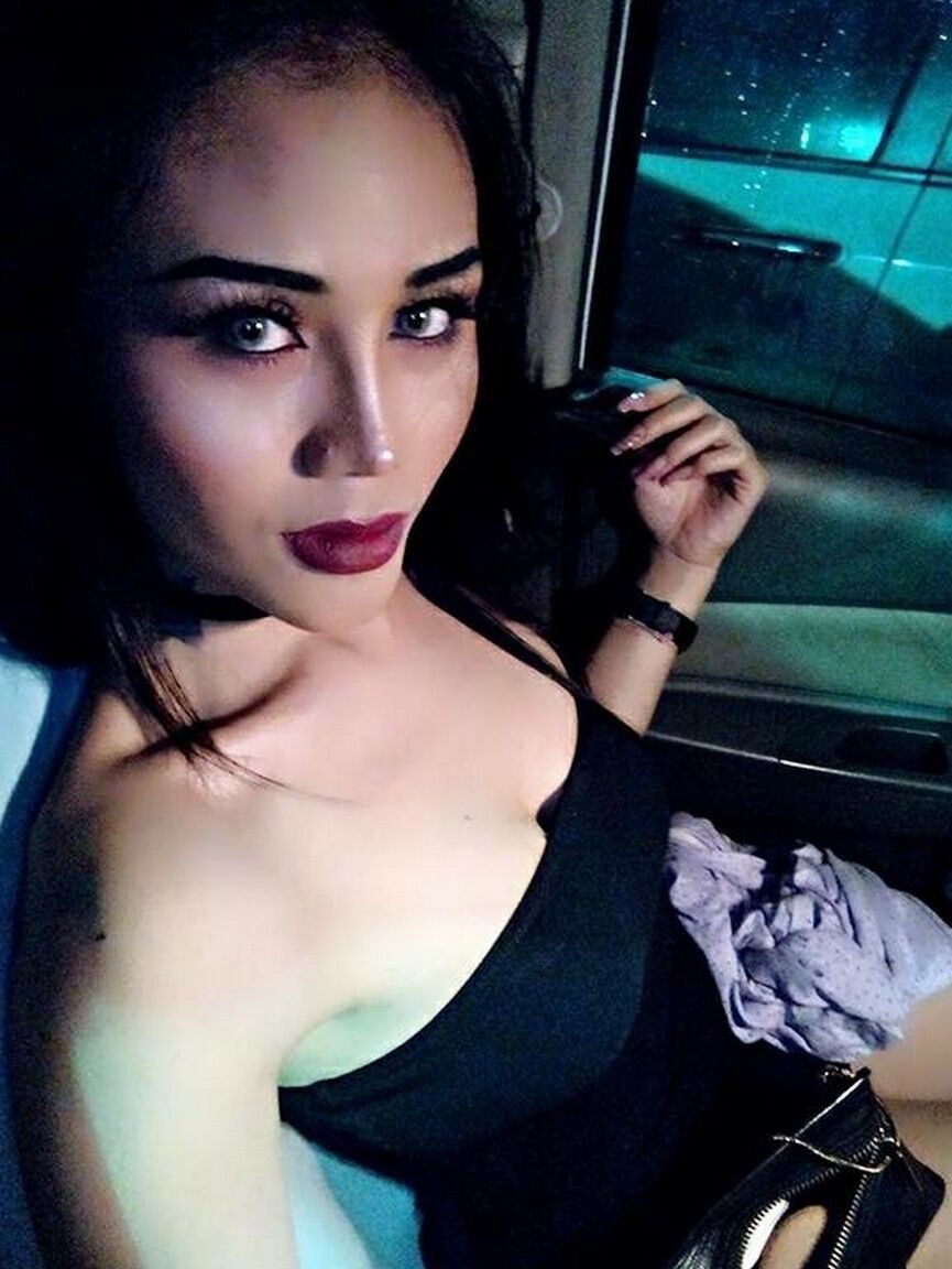 17P Ladyboys tailandesas pasean por la ciudad haciéndose pasar por mujeres naturales