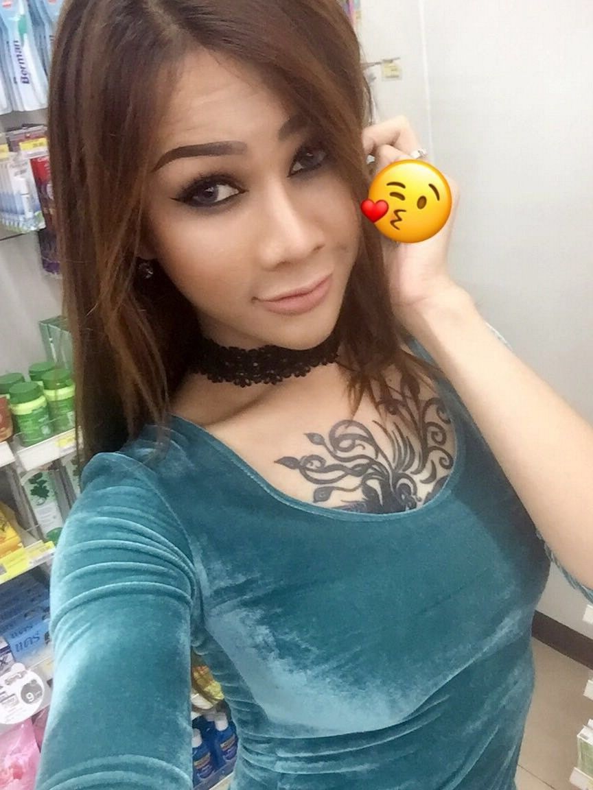 17P Ladyboys tailandesas pasean por la ciudad haciéndose pasar por mujeres naturales