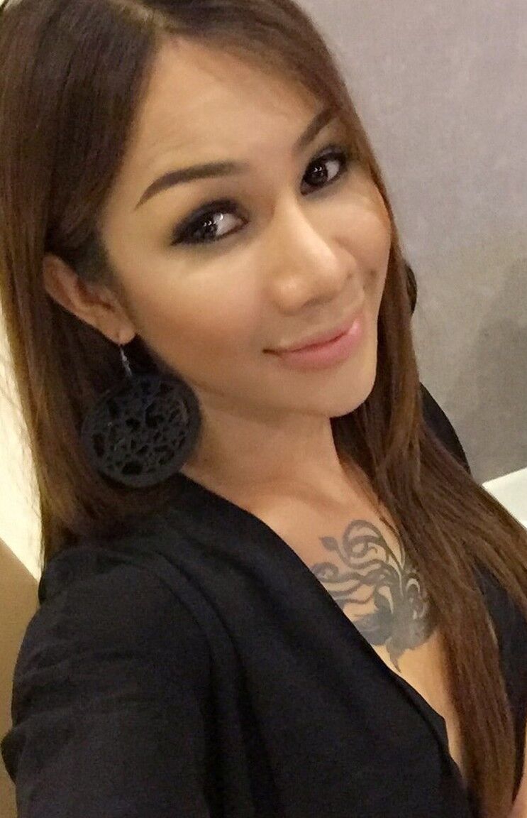 17P Ladyboys tailandesas pasean por la ciudad haciéndose pasar por mujeres naturales