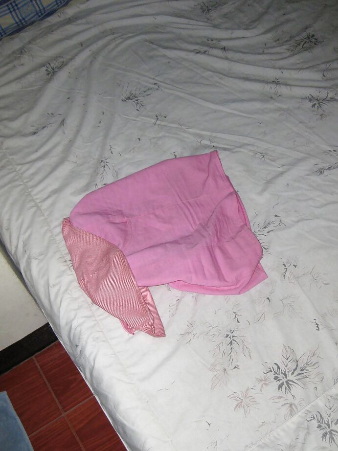 16P Linda travesti tailandesa Paula exibindo seu cu peludo e peitos grandes