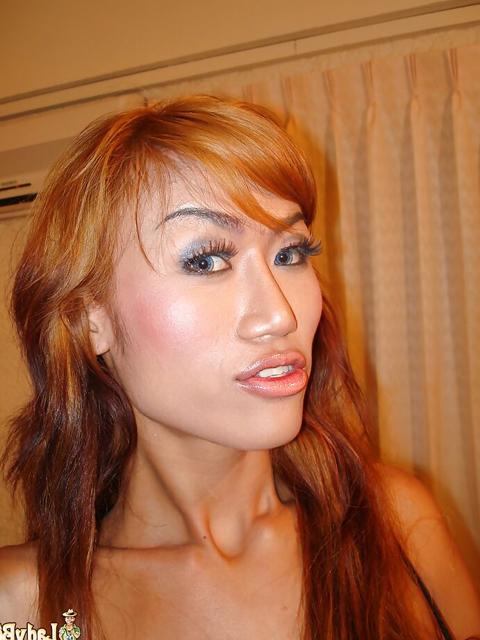 16P Solo Travesti Asiática Pond exibindo belos peitos enquanto se masturbava com um pau grande