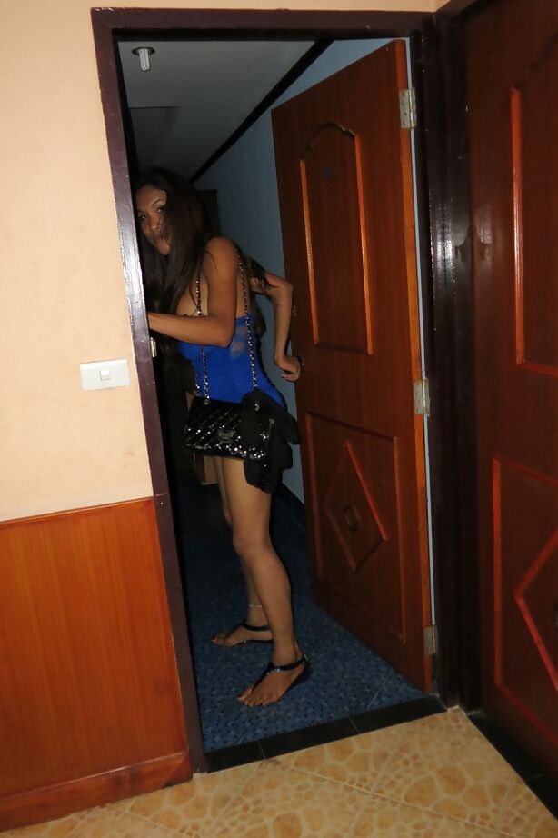 16P Travesti asiática Som chupa pau antes de espalhar nádegas para anal sem camisinha