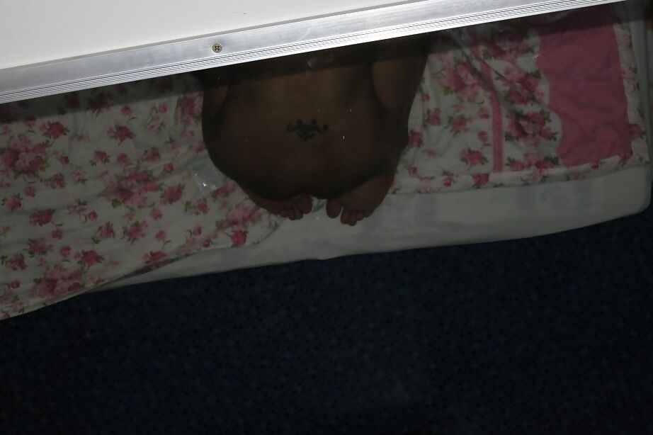 16P Travesti asiática Som chupa pau antes de espalhar nádegas para anal sem camisinha
