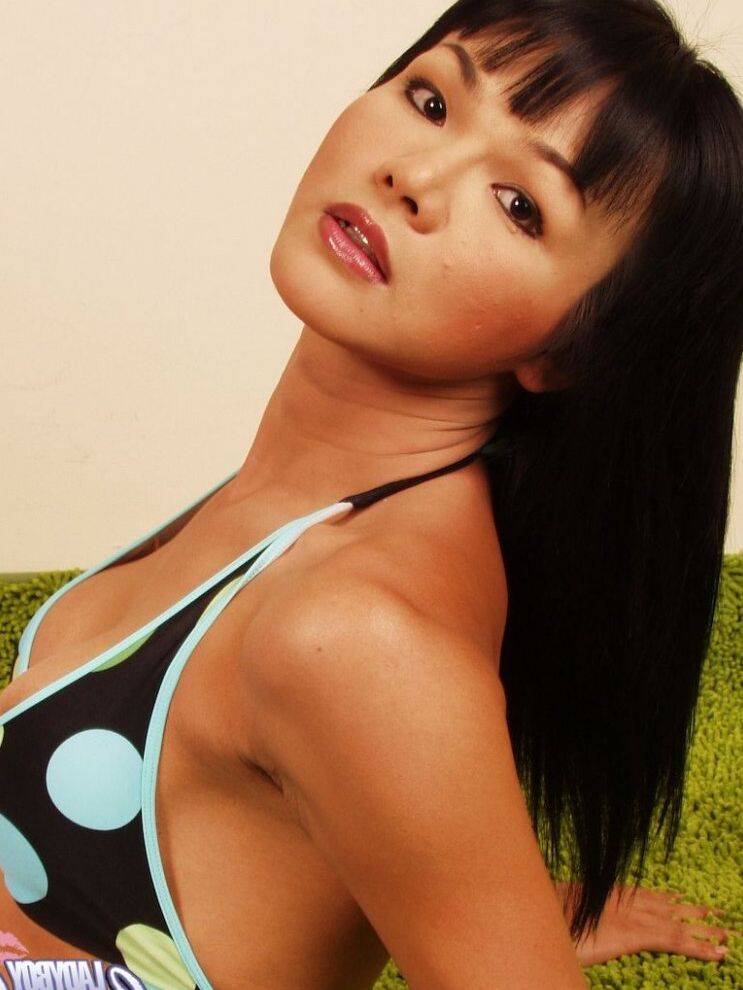 17P Bonita transexual asiática posa su pequeño cuerpo con grandes tetas