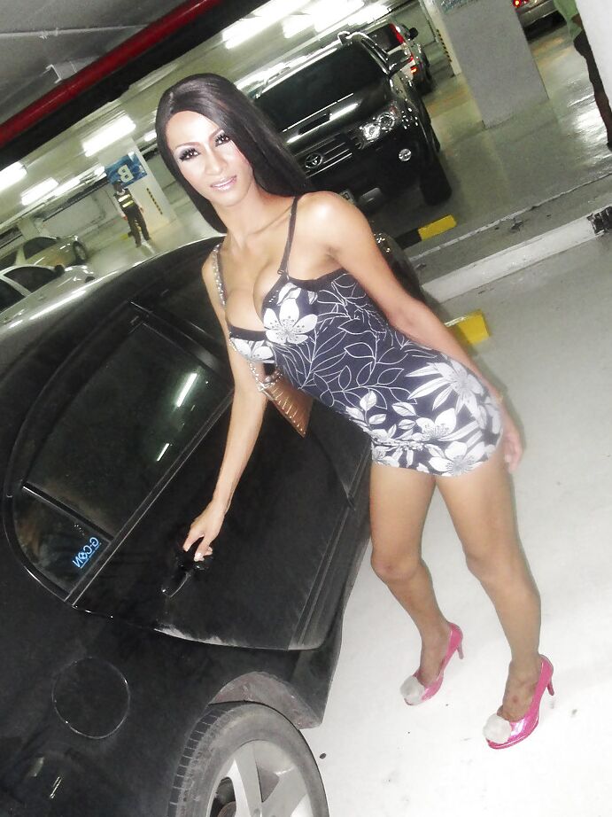 16P Big tit Asiática travesti Tina fica nua no banheiro e se masturba