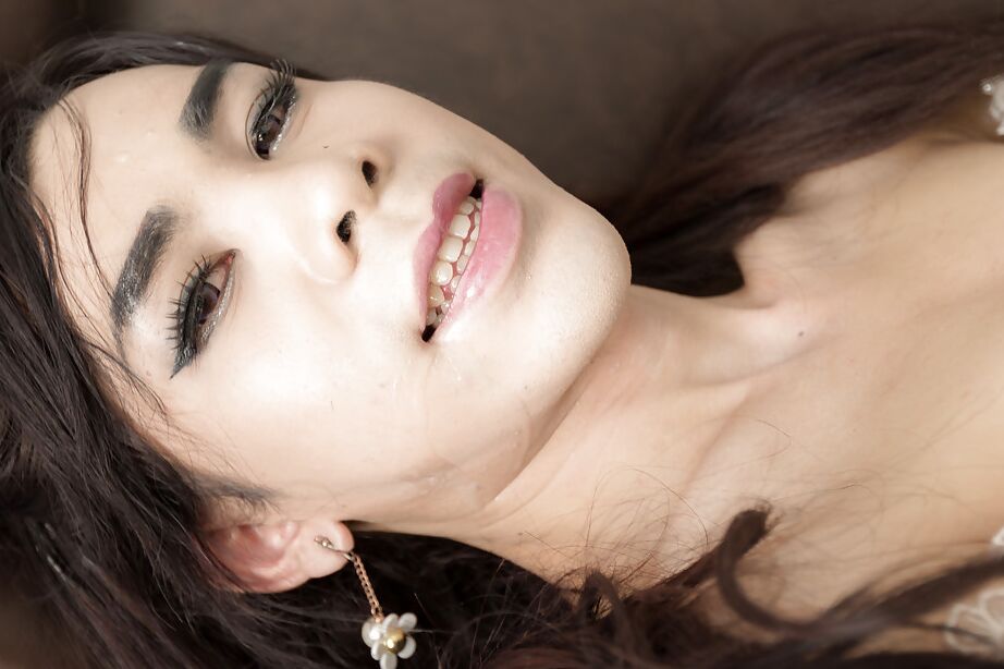 16P La jolie jeune transsexuelle asiatique Tan enlève sa culotte blanche pour se branler